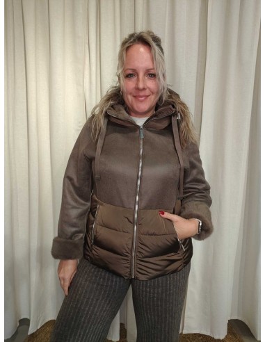 Rustik brun jakke i ruskindslook med pelsfoer | TIPPY