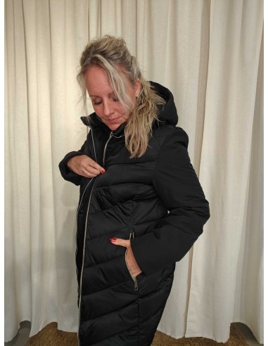 Nærbillede af quiltet polyester på sort dunjakke – Italian Select TIPPY