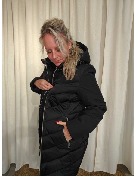 Nærbillede af quiltet polyester på sort dunjakke – Italian Select TIPPY