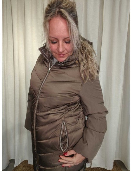 Nærbillede af quiltet polyester på brun dunjakke – Italian Select TIPPY