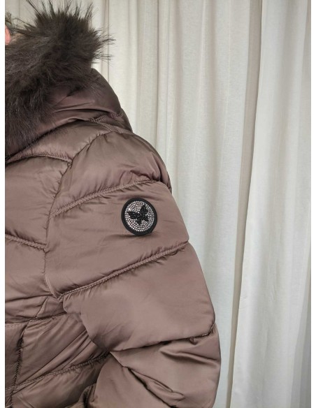 Nærbillede af quiltet polyester og dekorativt ærmemærke på brun jakke – Italian Select TIPPY