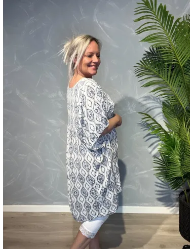 A-kjole set bagfra, viser det gennemgående print og kjolens A-formede silhuet