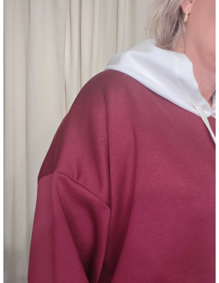 Hvid hætte med lange snører på bordeaux sweatbluse – TIPPY