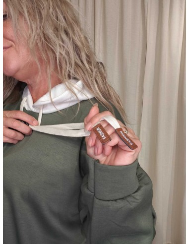 Hvid hætte med lange snører på grøn sweatbluse – TIPPY