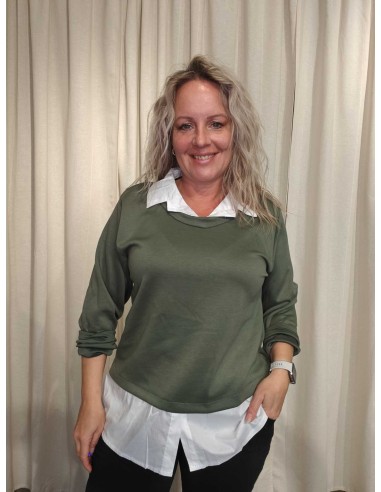 Grøn sweatbluse i viskose og polyester med påsyet hvid skjorte og krave – TIPPY Collection