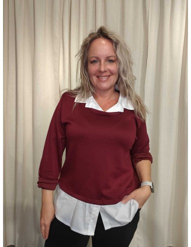 Bordeaux sweatbluse i viskose og polyester med påsyet hvid skjorte og krave – TIPPY Collection