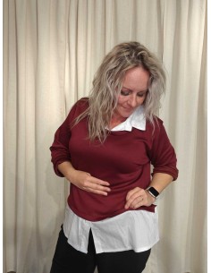 Bordeaux sweatbluse i viskose og polyester med påsyet hvid skjorte og krave – TIPPY Collection 2