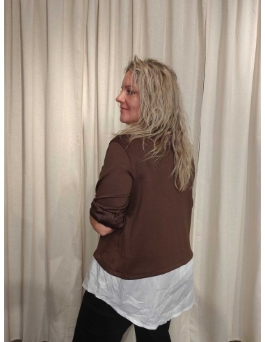 Bagside af brun sweatbluse med påsyet skjorte til kvinder – TIPPY