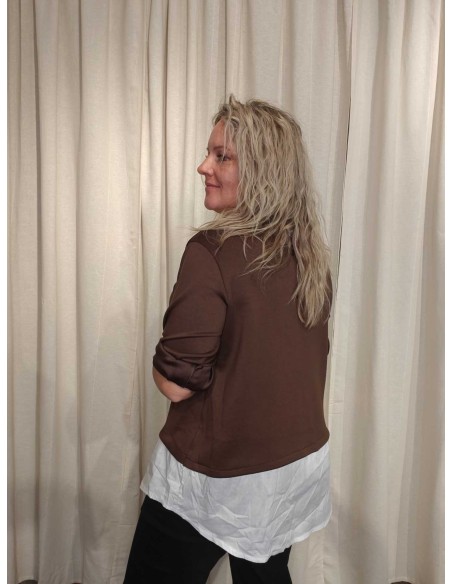 Bagside af brun sweatbluse med påsyet skjorte til kvinder – TIPPY