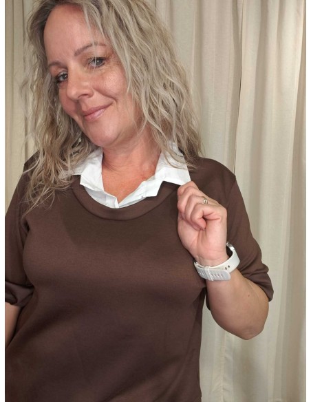 Hvid skjortekrave på brun sweatbluse – TIPPY