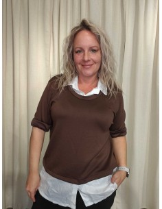 Brun sweatbluse i viskose og polyester med påsyet hvid skjorte og krave – TIPPY Collection