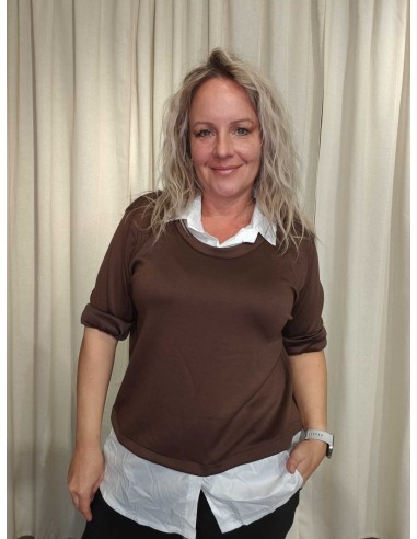 Brun sweatbluse i viskose og polyester med påsyet hvid skjorte og krave – TIPPY Collection