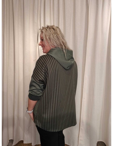 Bagside af grøn sweatbluse med lodret stribet ryg og hætte til kvinder – TIPPY