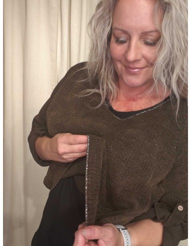 Nærbillede af lurextråd i stoffet på brun bluse i viskose og elastan – TIPPY