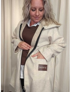 Sand lang jakke i viskoseblanding med hætte og lynlås – TIPPY Collection 2