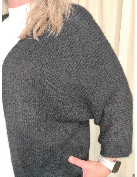 Nærbillede af strikstrukturen på sort cardigan i polyesterblanding med uld – TIPPY