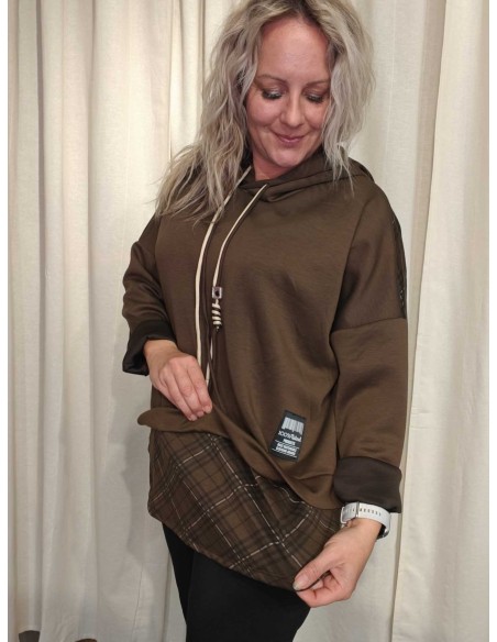 Ternet kontrastlag forneden på brun sweatbluse – TIPPY