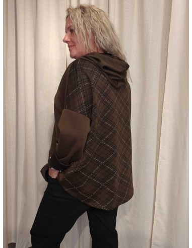 Bagside af brun sweatbluse med ternet ryg og hætte til kvinder – TIPPY