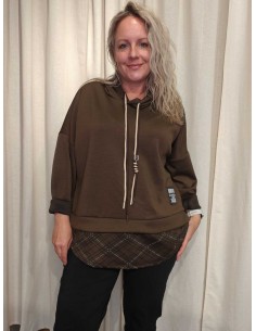 Brun sweatbluse i viskose, polyester og elastan med hætte og ternet underkant – TIPPY Collection