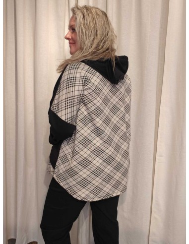 Bagside af sort sweatbluse med lys ternet ryg og hætte til kvinder – TIPPY