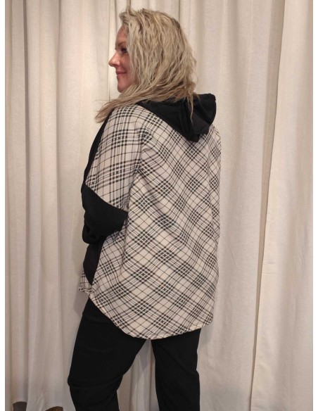 Bagside af sort sweatbluse med lys ternet ryg og hætte til kvinder – TIPPY