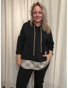 Sort sweatbluse i viskose, polyester og elastan med hætte og lys ternet underkant – TIPPY Collection