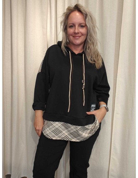 Sort sweatbluse i viskose, polyester og elastan med hætte og lys ternet underkant – TIPPY Collection