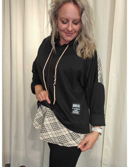 Lyst ternet kontrastlag forneden på sort sweatbluse – TIPPY