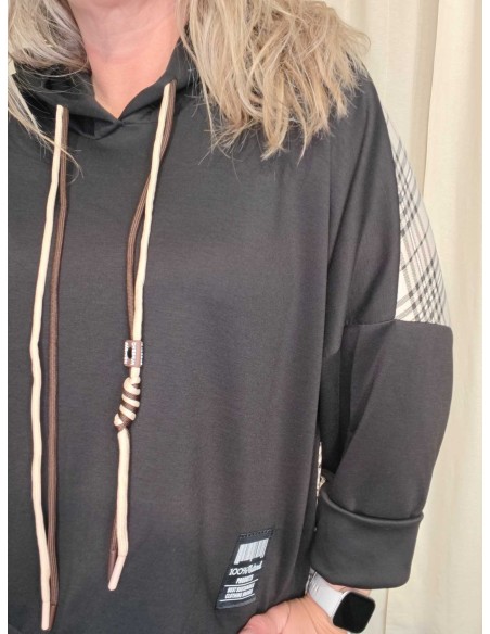Nærbillede af hættens snører på sort sweatbluse i viskoseblanding – TIPPY