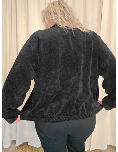 Nærbillede af fløjlsstruktur samt elastik bagpå sort jakke i viskoseblanding – TIPPY