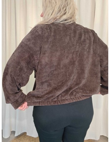 Bagside af brun fløjlsjakke med elastik og pufeffekt – TIPPY