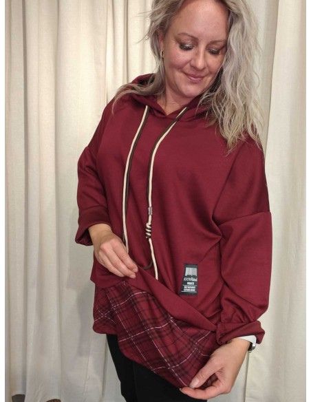 Ternet kontrastlag forneden på bordeaux sweatbluse – TIPPY