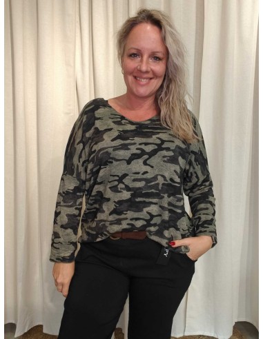 Army camouflagebluse i viskose, angora og uld med V-hals og oversize pasform – TIPPY Italian Select