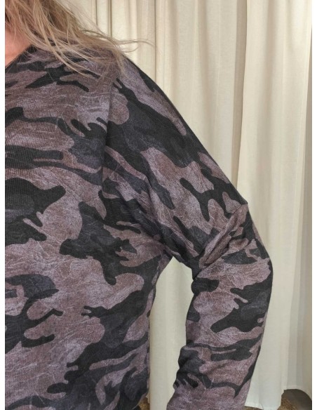Nærbillede af camouflageprint på taupe bluse i viskose, angora og uld – TIPPY