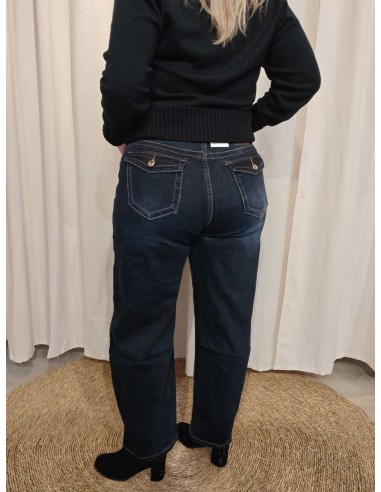 Bagside af blå barrel jeans med lukket baglomme – TIPPY