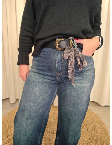 Mønstret tørklædebælte på blå wide leg jeans – TIPPY