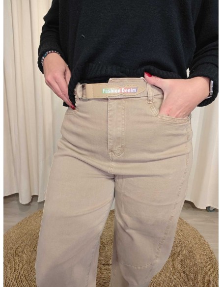 Bælte og lommer på beige højtaljede jeans – TIPPY