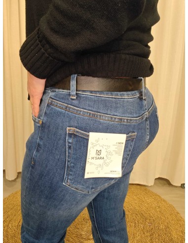 Nærbillede af talje på blå jeans i bomuldsblanding med ekstra stretch – TIPPY