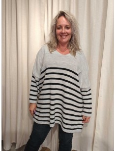 Lys grå oversize strik i 100% akryl med striber og rund hals – TIPPY Italian Select