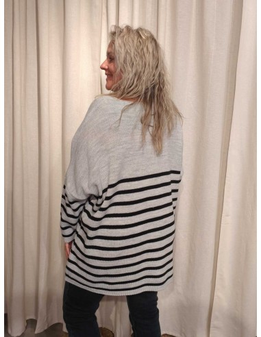 Bagside af lysegrå oversize strik til kvinder – TIPPY