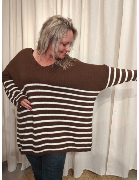 Lyse striber og sænkede skuldre på brun oversize strik – TIPPY