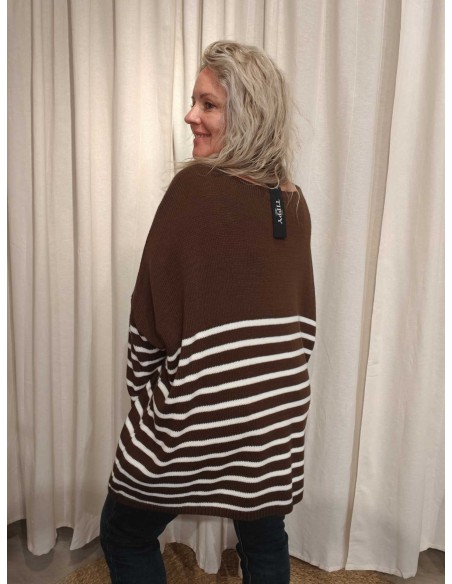 Bagside af brun oversize strik til kvinder – TIPPY