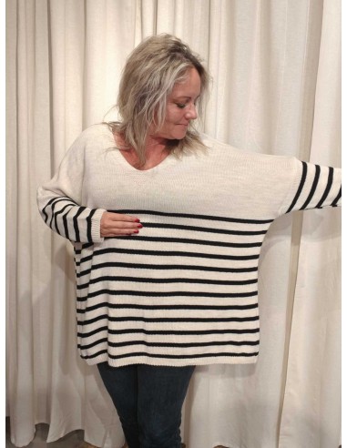 Striber og sænkede skuldre på cremefarvet oversize strik – TIPPY