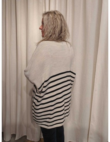 Bagside af cremefarvet oversize strik til kvinder – TIPPY
