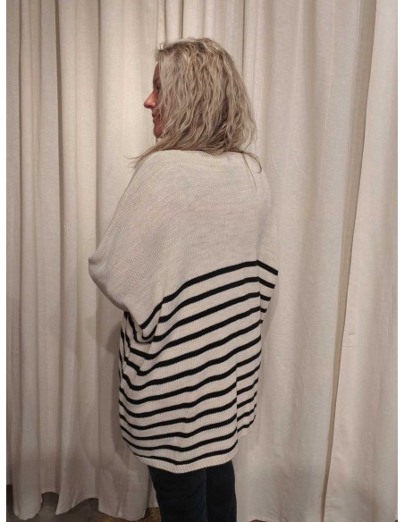 Bagside af cremefarvet oversize strik til kvinder – TIPPY