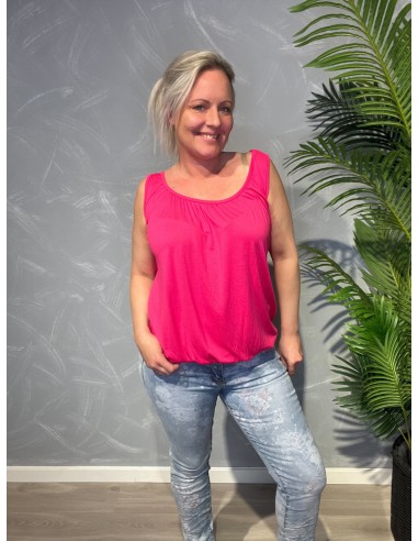 Komplet outfit visning med pink top og lyse jeans