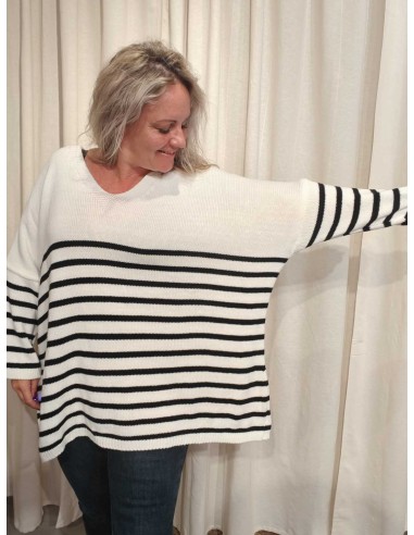 Striber og sænkede skuldre på hvid oversize strik – TIPPY