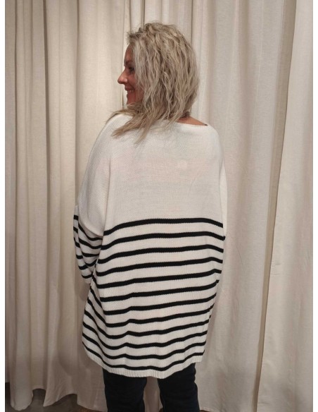 Bagside af hvid oversize strik til kvinder – TIPPY