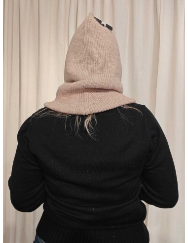 Nærbillede af strikstruktur på beige balaclava i akryl – TIPPY