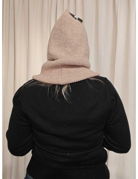 Nærbillede af strikstruktur på beige balaclava i akryl – TIPPY